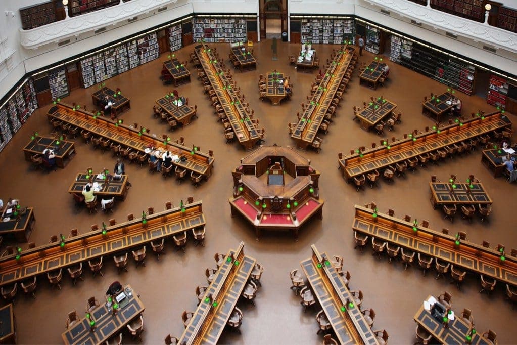 Overhead view of a domed library reading room with desks arranged in rings